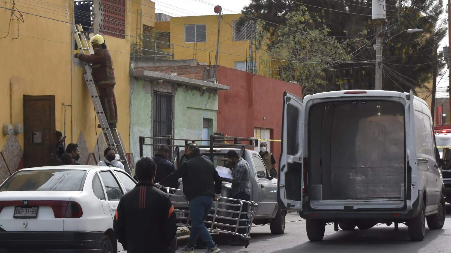 Bomberos intentaron salvar a los moradores